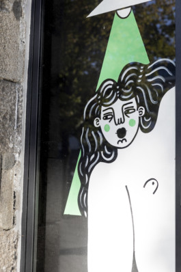 Zoom sur une grande fresque illustrée par Yollema sur la vitrine d'un bar dans le quartier Bouffay à Nantes.
