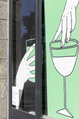 Zoom sur une grande fresque illustrée par Yollema sur la vitrine d'un bar dans le quartier Bouffay à Nantes.