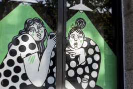 Zoom sur une grande fresque illustrée par Yollema sur la vitrine d'un bar dans le quartier Bouffay à Nantes.