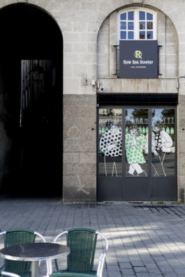 Grande fresque illustrée par Yollema sur la vitrine d'un bar dans le quartier Bouffay à Nantes.