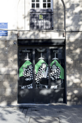 Grande fresque illustrée par Yollema sur la vitrine d'un bar dans le quartier Bouffay à Nantes.