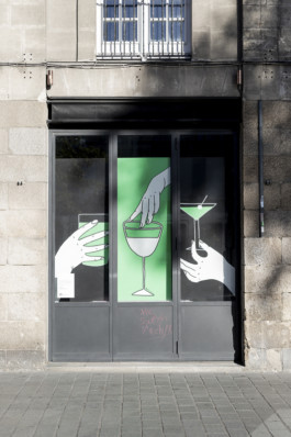 Grande fresque illustrée par Yollema sur la vitrine d'un bar dans le quartier Bouffay à Nantes.