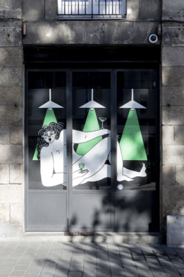 Grande fresque illustrée par Yollema sur la vitrine d'un bar dans le quartier Bouffay à Nantes.