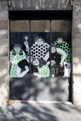 Grande fresque illustrée par Yollema sur la vitrine d'un bar dans le quartier Bouffay à Nantes.