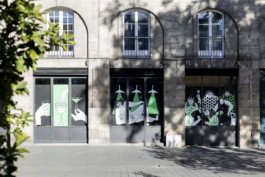 Façade d’un bar du centre historique de Nantes avec trois grandes fresques illustrées par Yollema sur les vitrines.