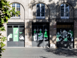 Façade d’un bar du centre historique de Nantes avec trois grandes fresques illustrées par Yollema sur les vitrines. 