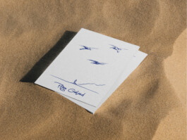 Le menu réalisé par Yollema pour le restaurant de plage Le Goéland à Cannes posé dans le sable. 