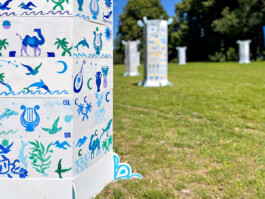 Pied d'une colonne de l'œuvre participative organisée par Yollema pour le fastival Rio Loco de Toulouse 