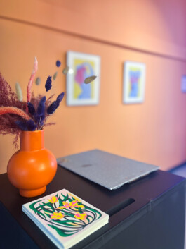 Tas de carte postale par Yollema, posées sur une desserte de l'hôtel The Social Hub à Toulouse