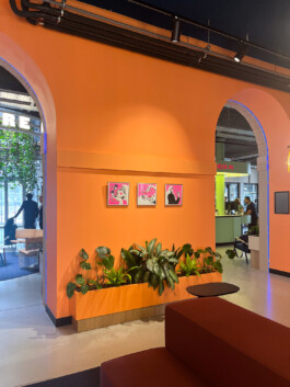 Trois risographies 30x30 cm par Yollema, encadrées et exposées dans le hall de l'hôtel The Social Hub à Toulouse