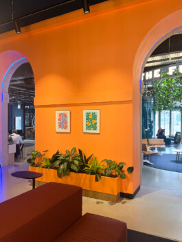 Deux risographies A3 par Yollema encadrées dans le hall de l'hôtel The Social Hub Toulouse