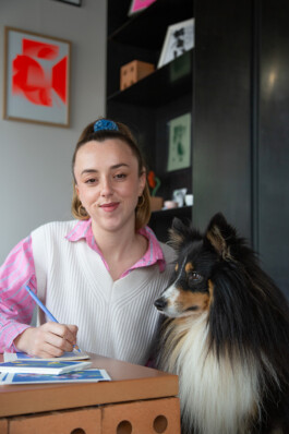 Portrait de l'illustratrice Yollema dans son atelier avec son chien sheltie Otto 