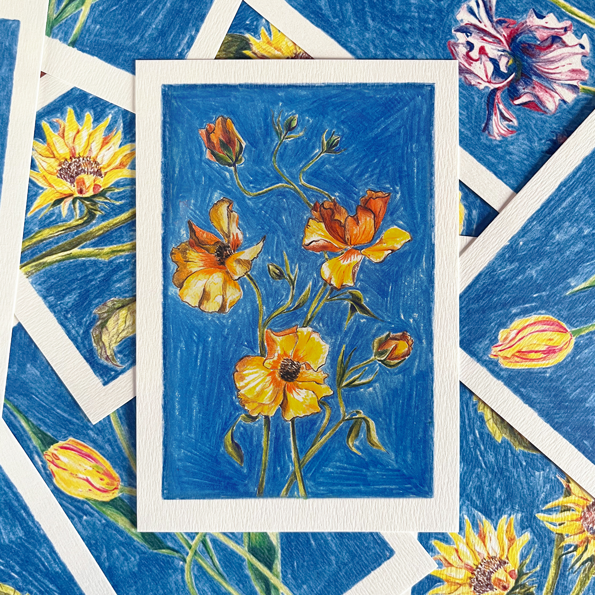 Carte postale fleurie illustrée de renoncules par Yollema posée sur une pile de cartes