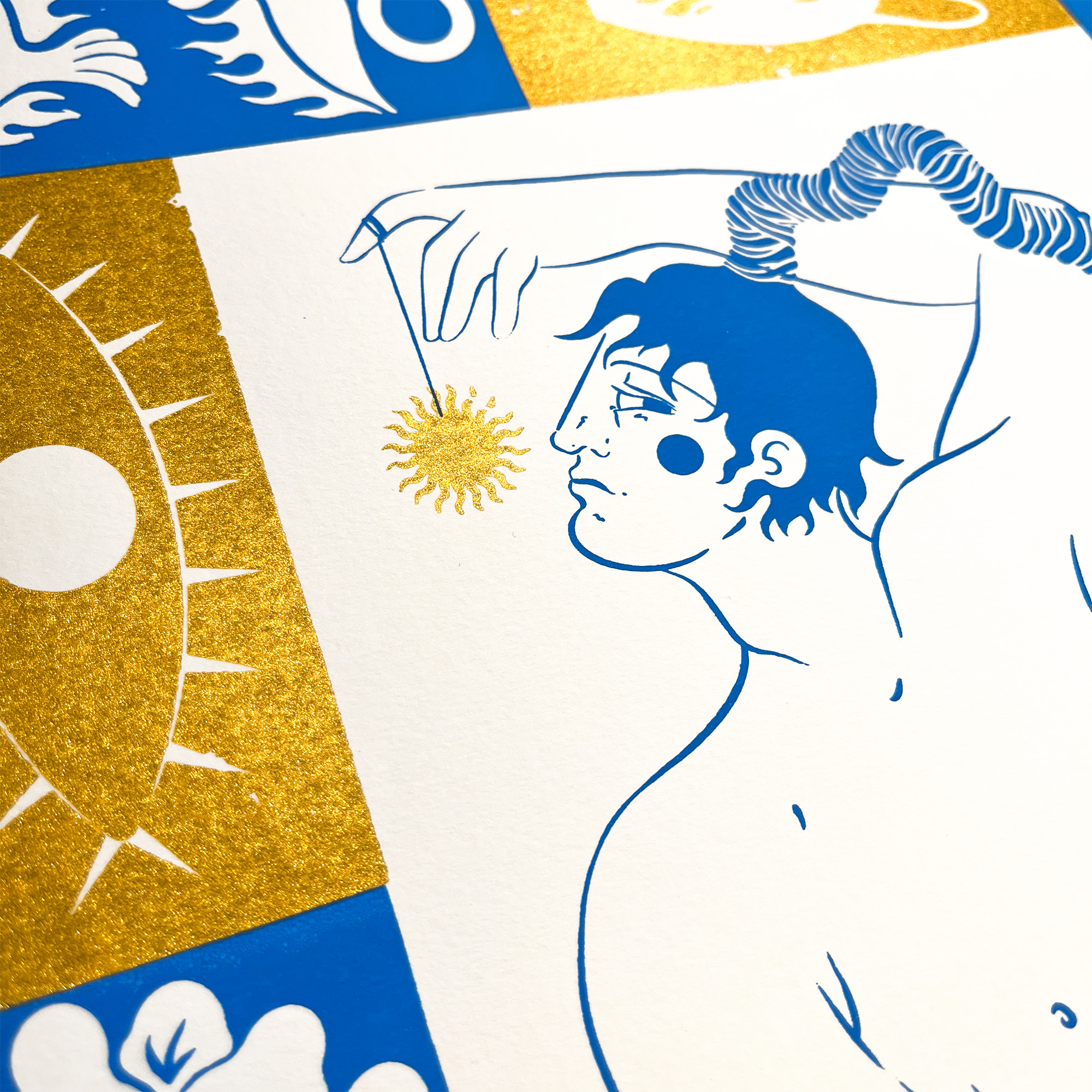 Zoom de la sérigraphie femme profil bleu et doré format A3 par Yollema