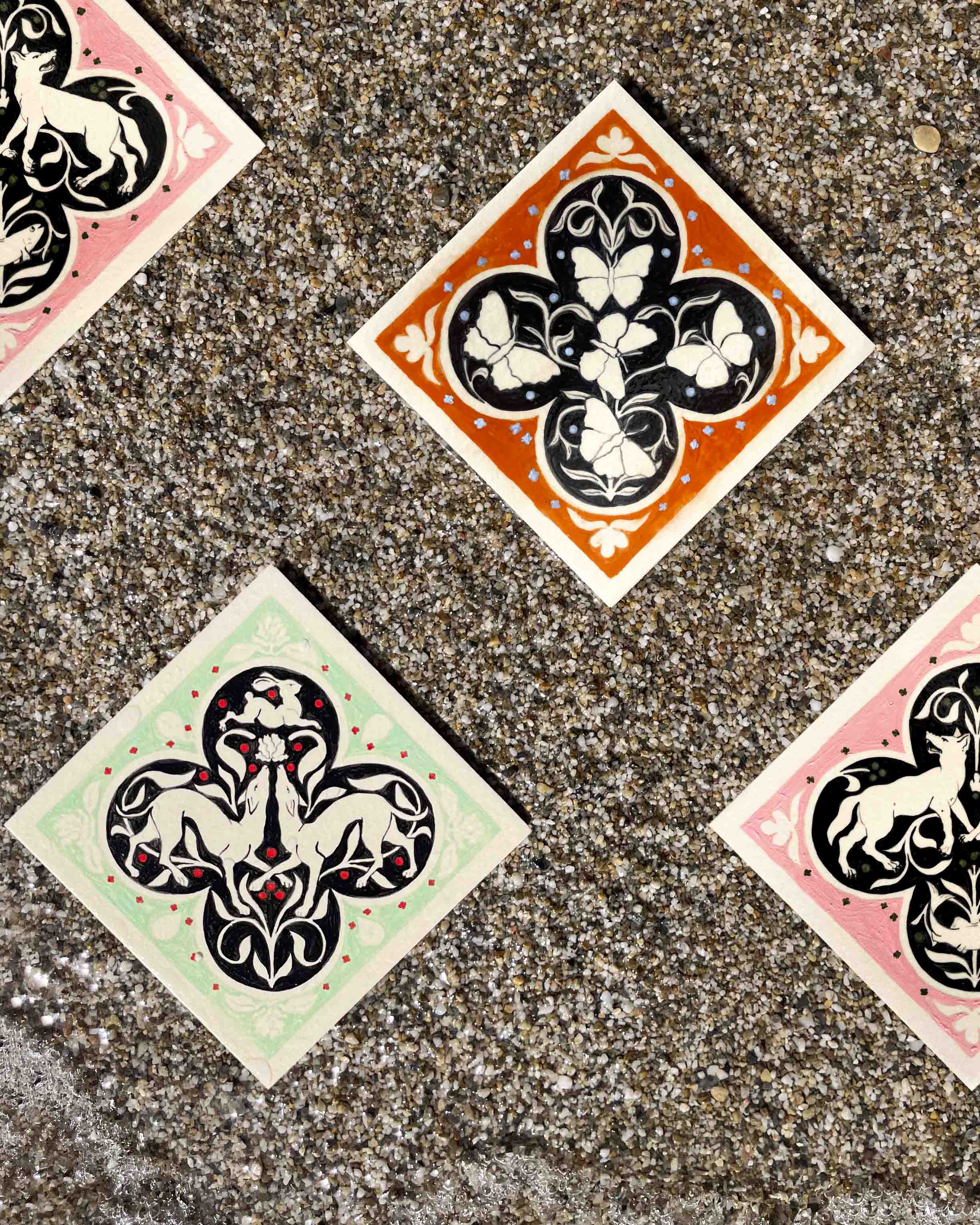 Quatre carreaux de grès faits par Yollema mis en scène sur la plage