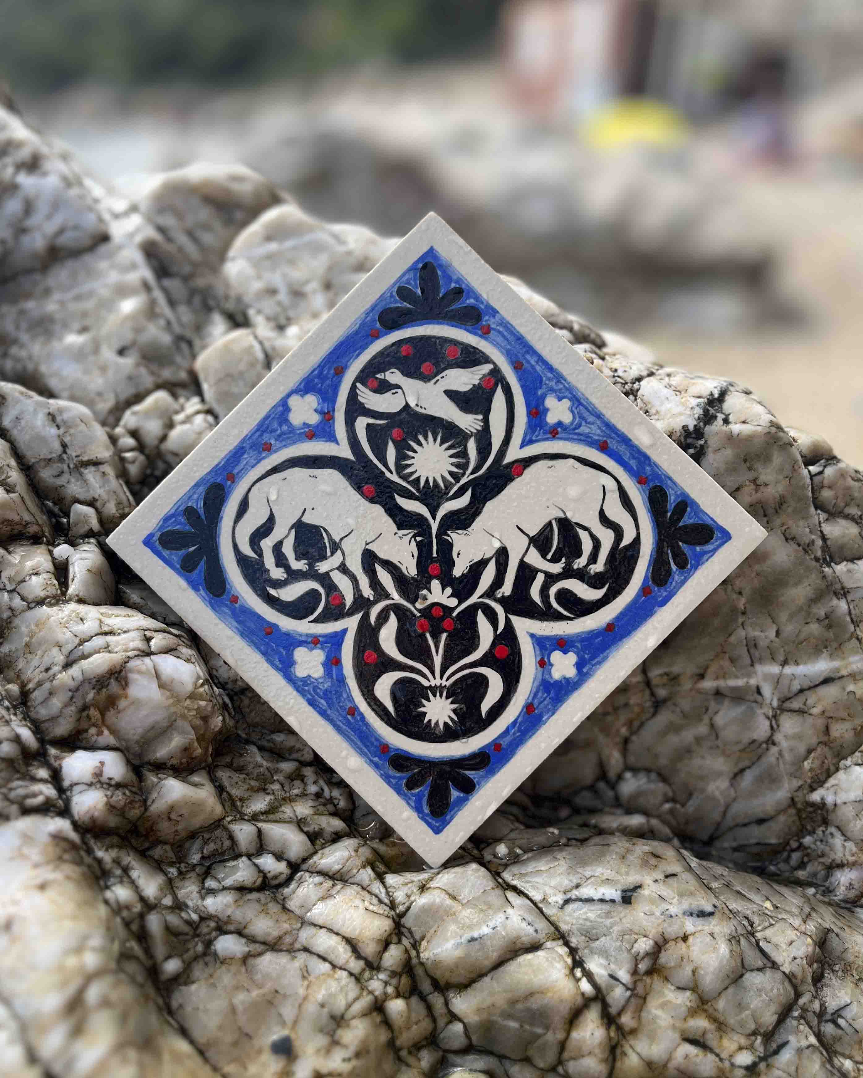 Carreaux de grès bleu et noir illustré par Yollema représentant deux renards et une oie posé sur un rocher