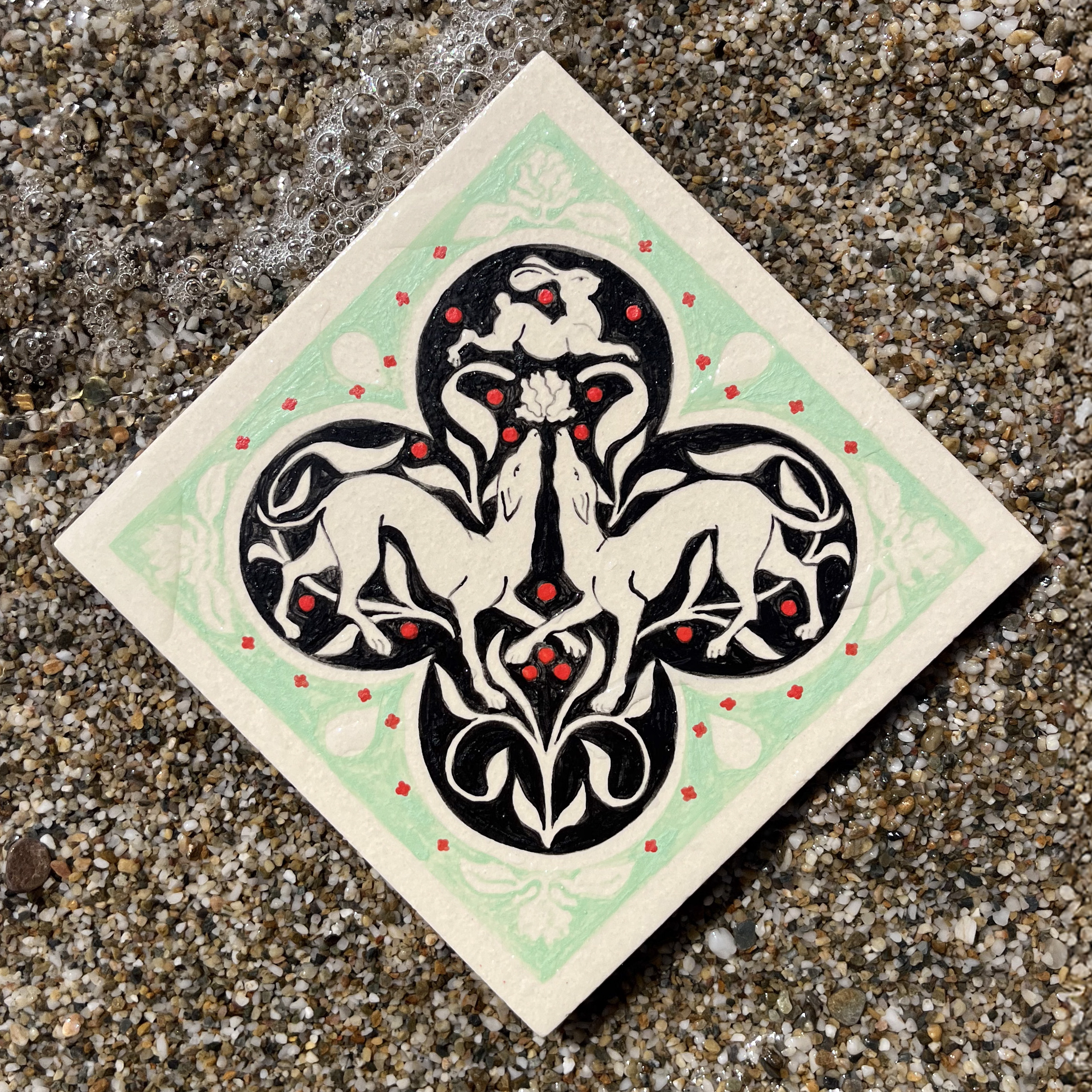 Carreau en grès illustré avec deux chiens et un lapin vert et noir par Yollema