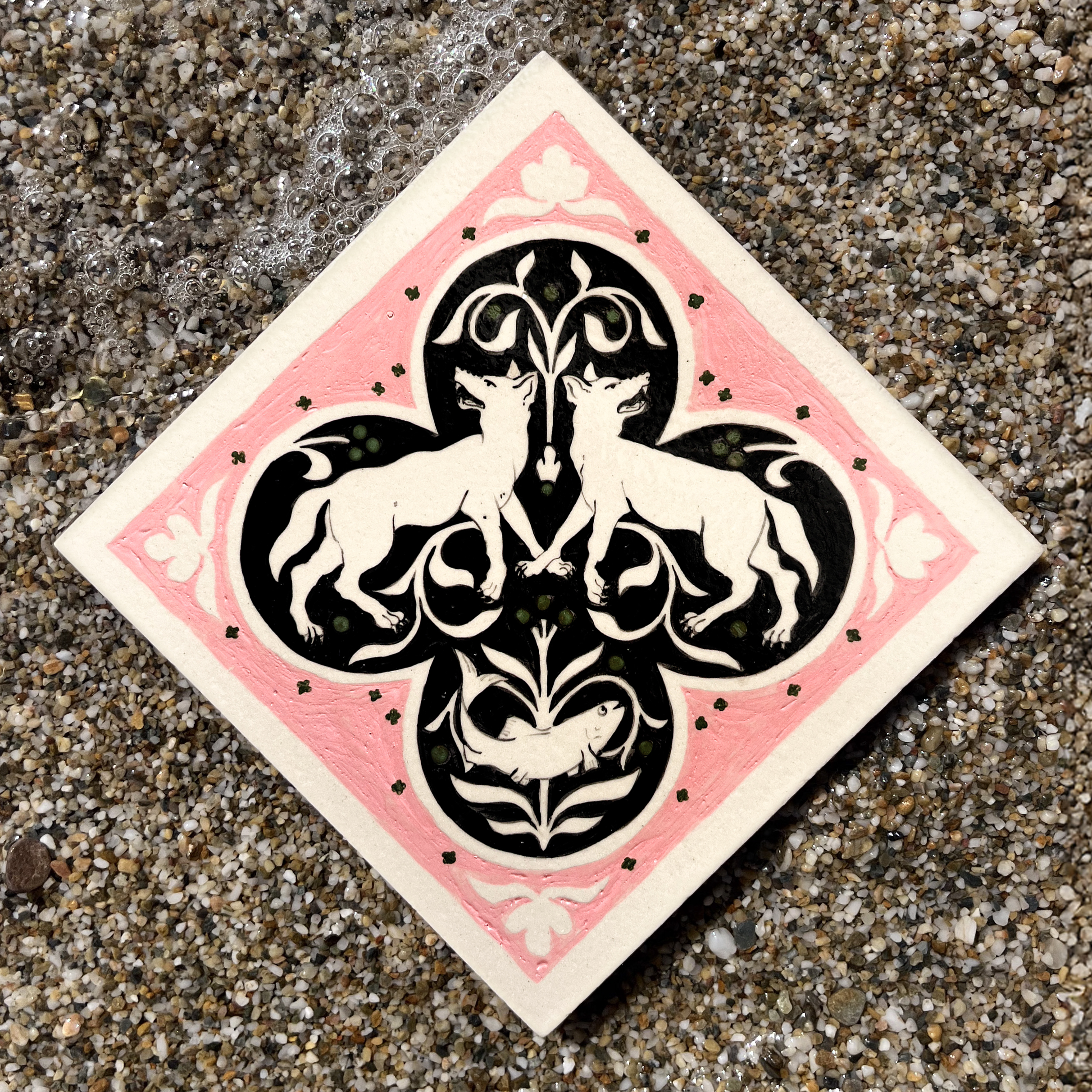 Carreau en grès illustré avec deux renards et un poisson rose et noir par Yollema