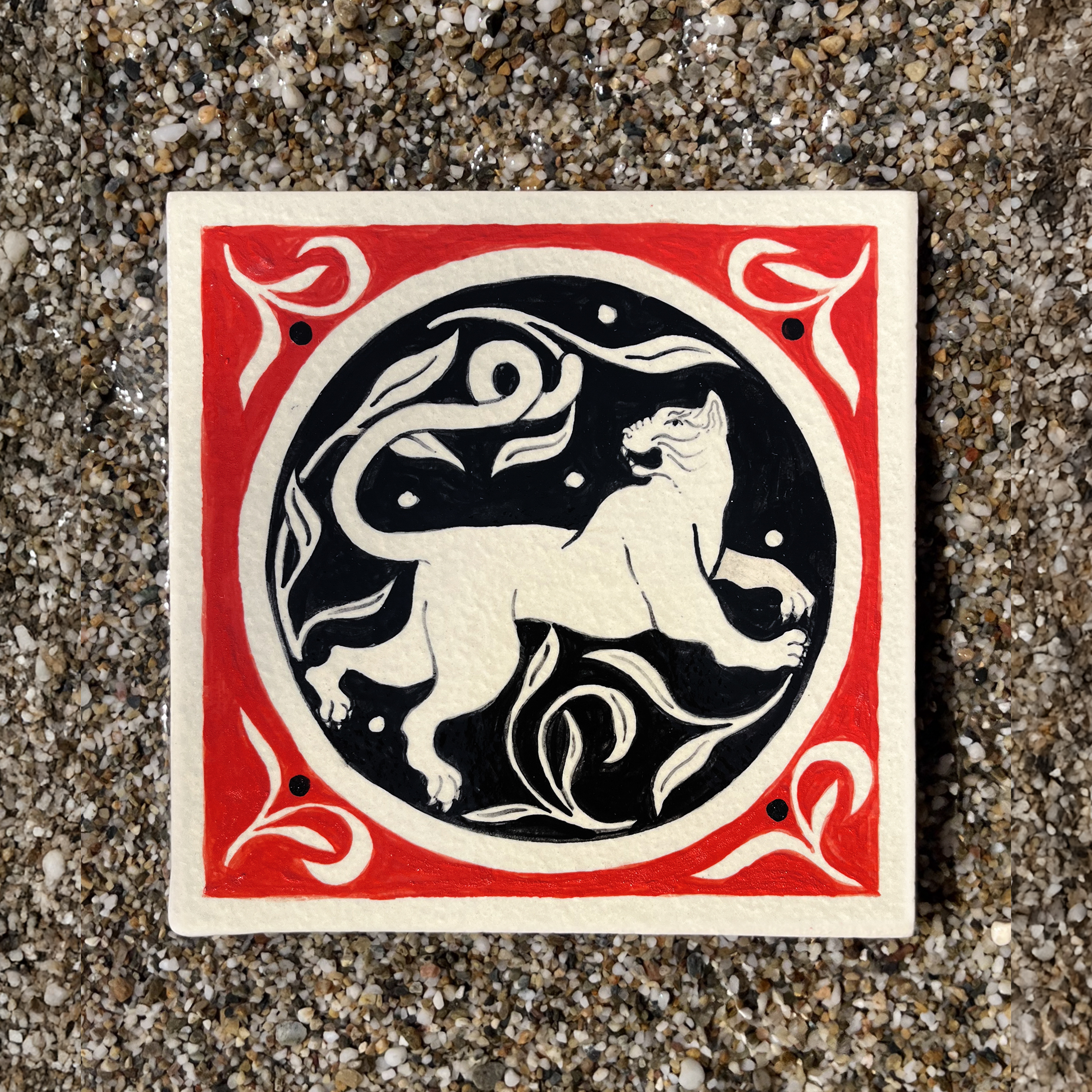 Carreau en grès illustré avec un chat et un motif végétal rouge et noir par Yollema