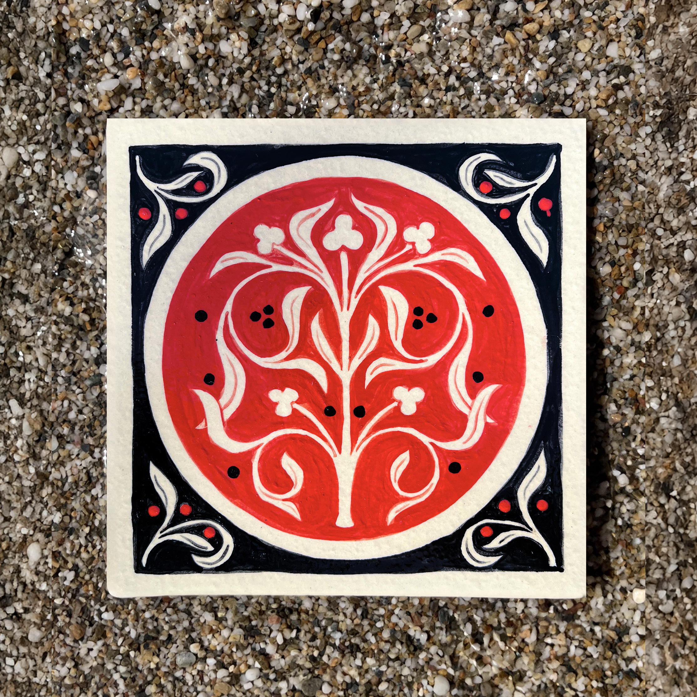 Carreau en grès illustré avec un motif décoratif végétal rouge et noir par Yollema