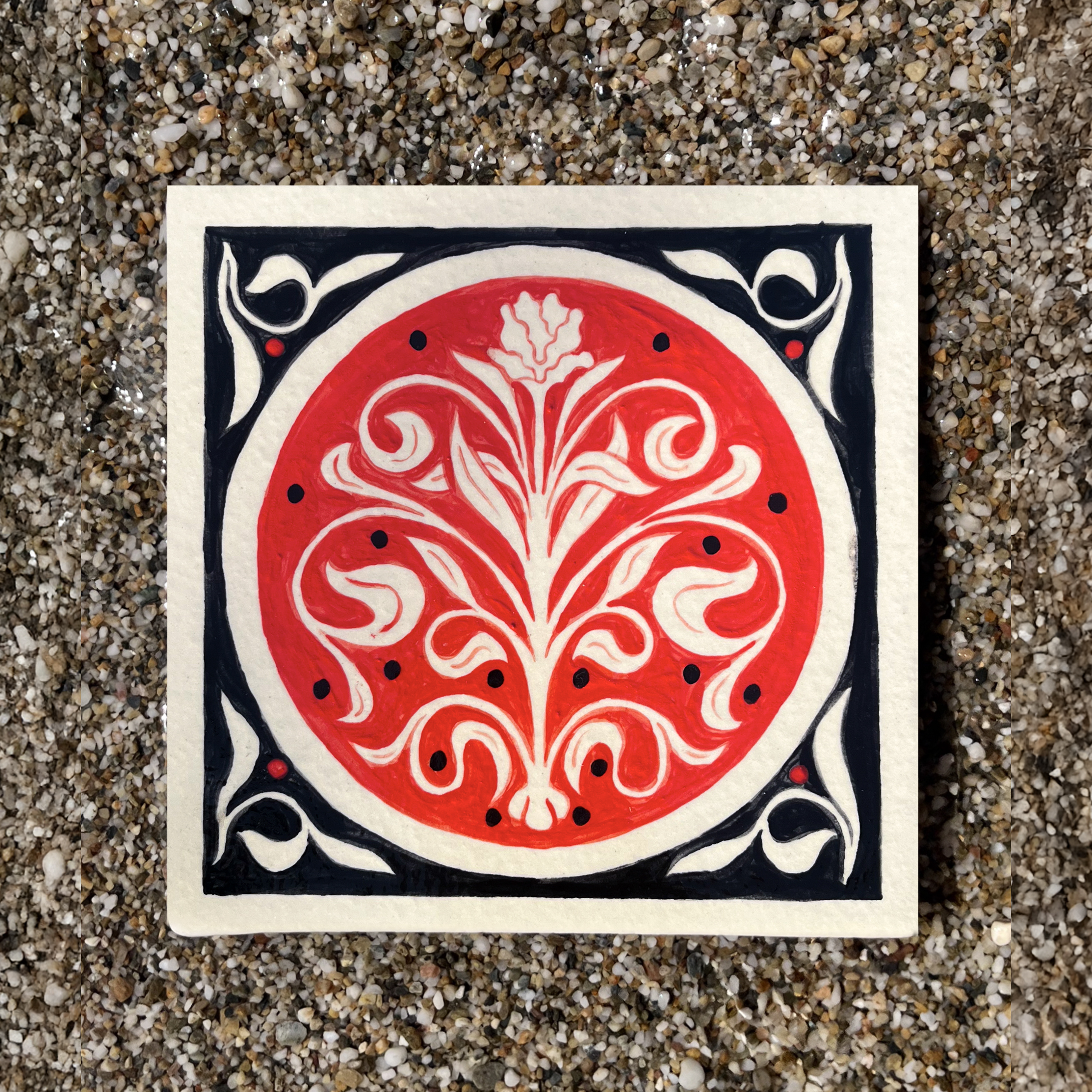 Carreau en grès illustré avec un motif décoratif floral rouge et noir par Yollema