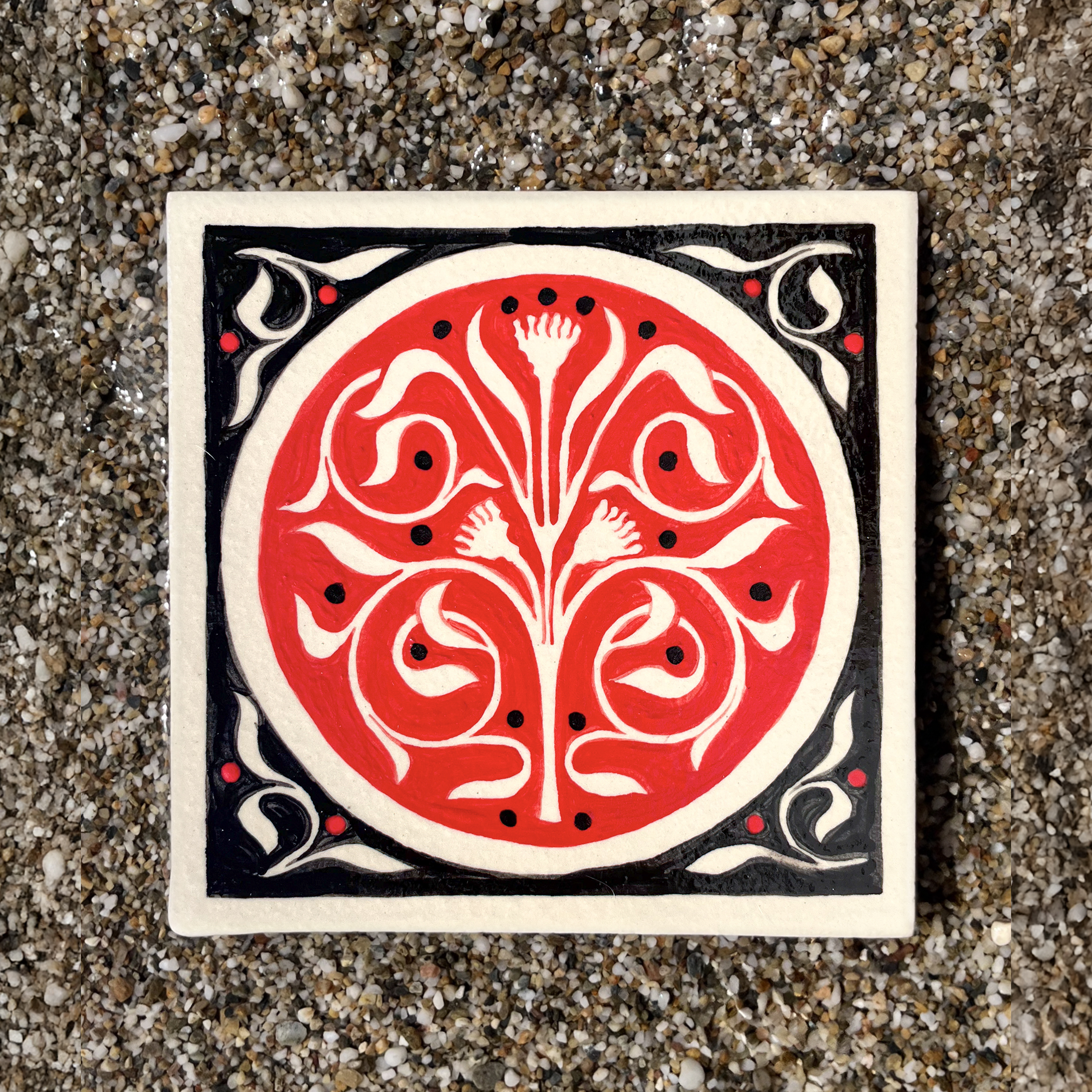 Carreau en grès peint à la main d'un motif décoratif floral rouge et noir par Yollema