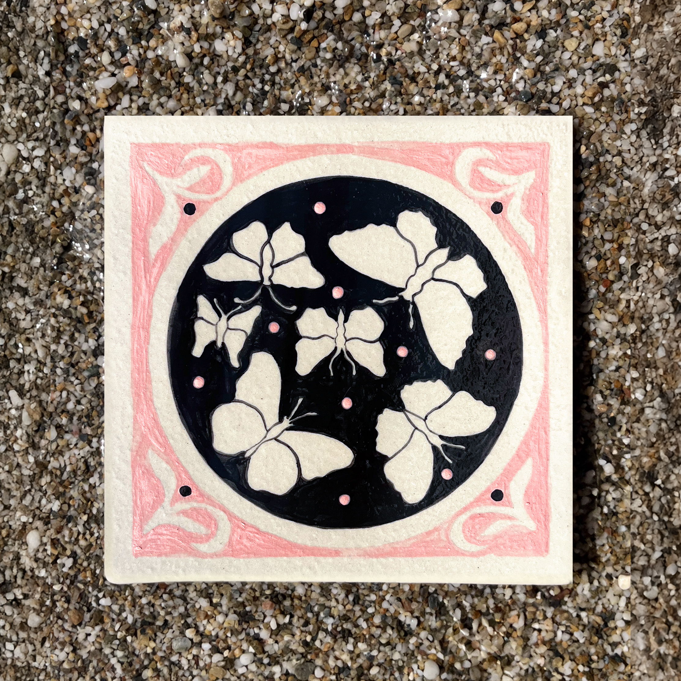 Carreau en grès peint à la main avec six papillons sur fond rose et noir par Yollema