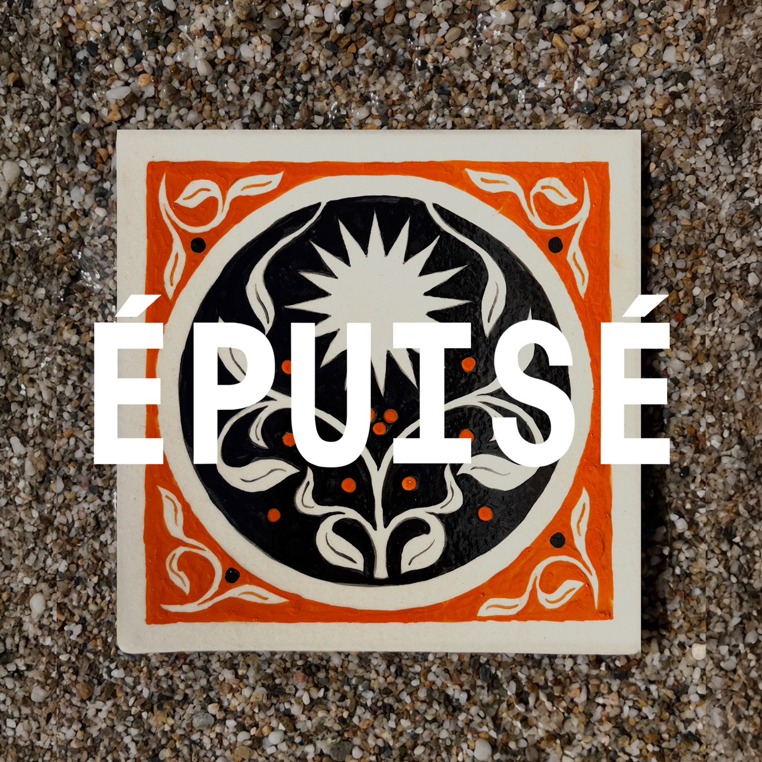 Carreau de grès orange et noir fait par Yollema représentant un soleil sur le sable, out of stock