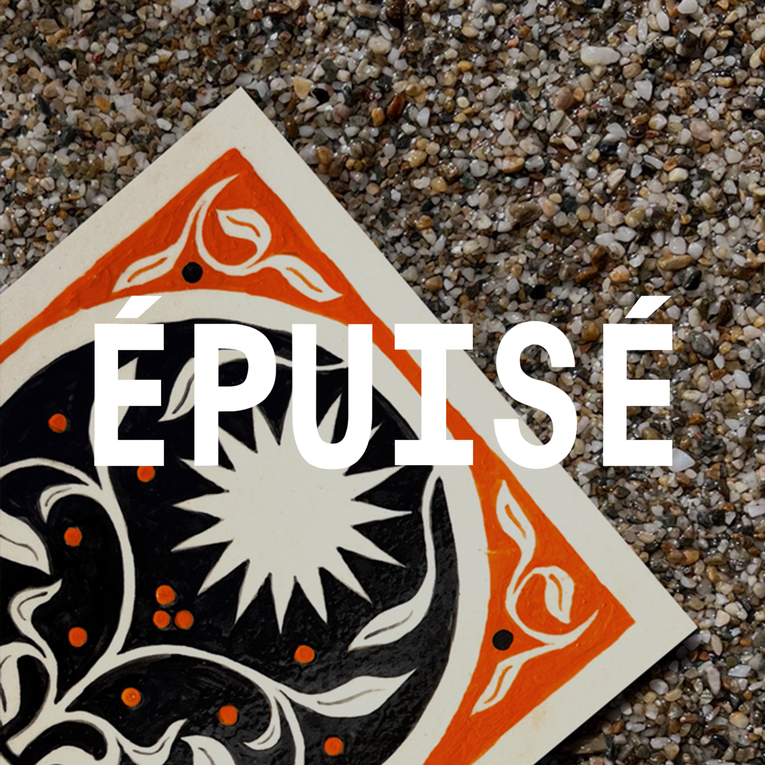 Zoom sur carreau de grès orange et noir fait par Yollema représentant un soleil sur le sable, out of stock