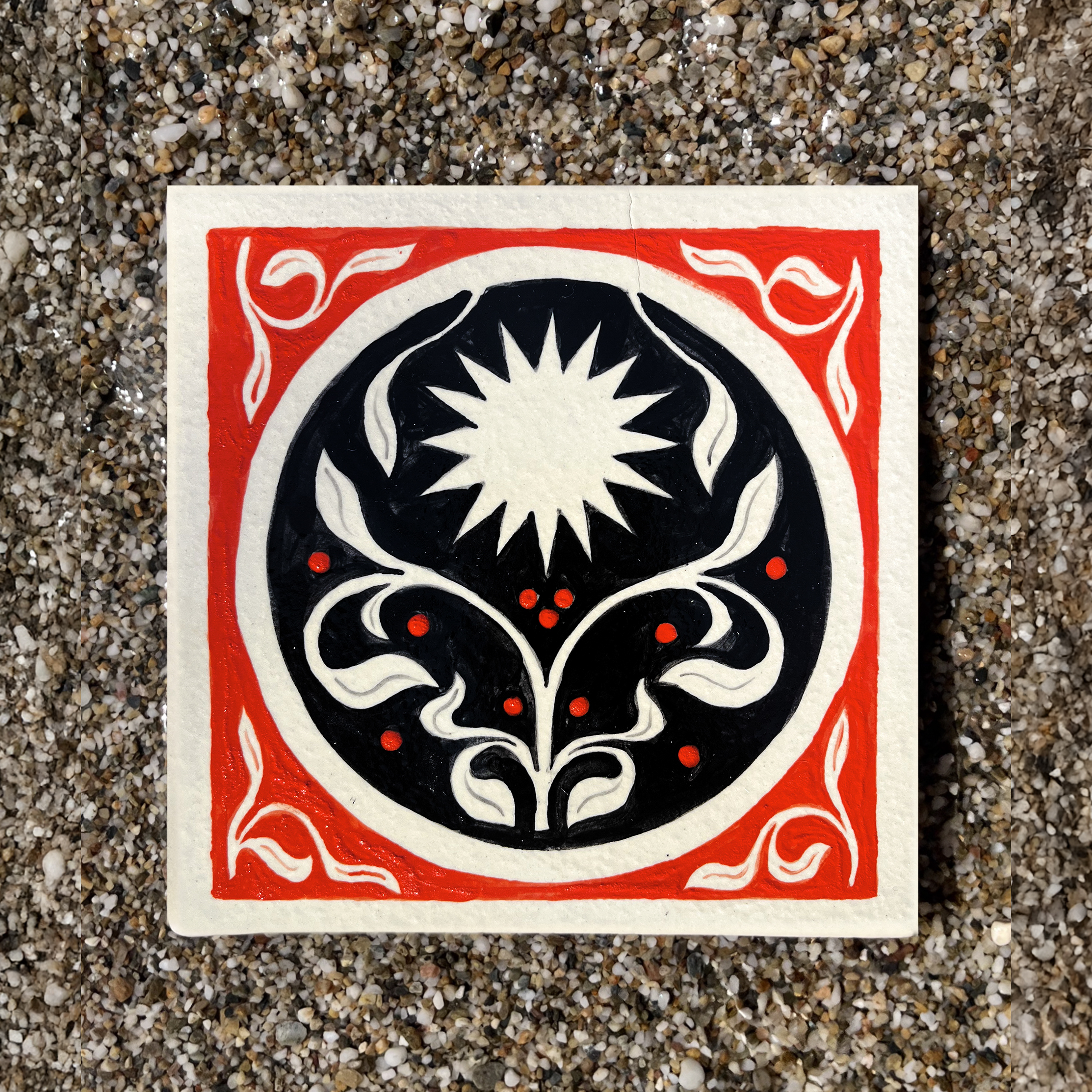 Carreau en grès peint à la main avec un soleil et un motif floral sur fond rouge et noir par Yollema