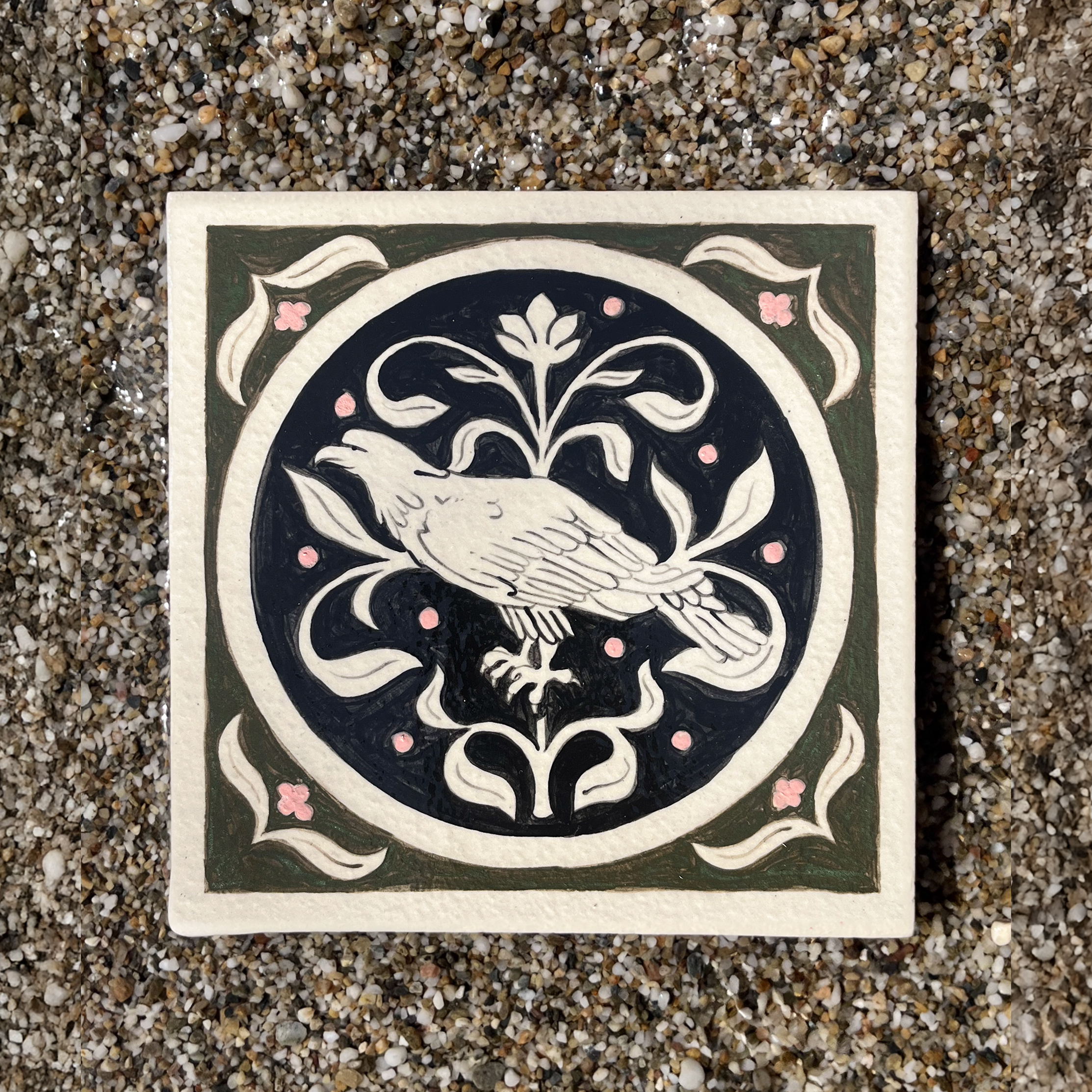 Carreau en grès illustré avec un aigle et un motif florall kaki et noir par Yollema