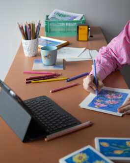 Bras de l'illustratrice Yollema en train de dessiner dans son atelier