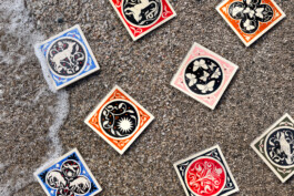 Huit carreaux de grès faits par Yollema vus du dessus mis en scène sur le sable