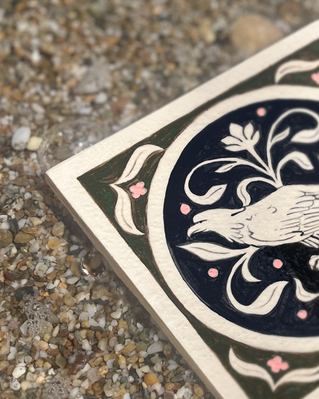 Détail d'un carreaux de grès kaki et noir peint à la main avec un aigle par Yollema