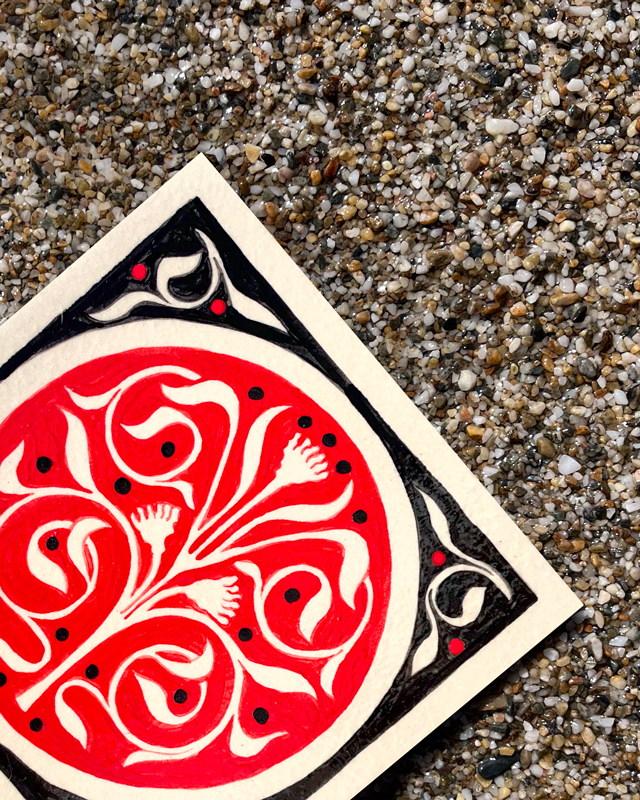 Détail d'un carreaux de grès en bas à gauche rouge et noir peint à la main avec trois fleurs par Yollema