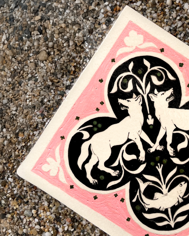 Détail d'un carreaux de grès rose et noir peint à la main avec deux loups et une truite par Yollema
