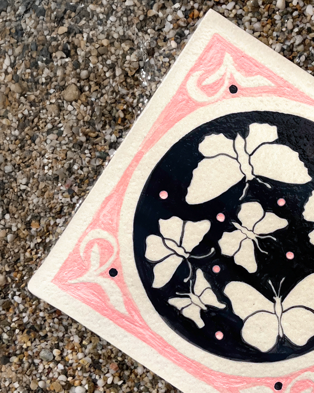 Détail d'un carreaux de grès rose et noir peint à la main avec des papillons par Yollema