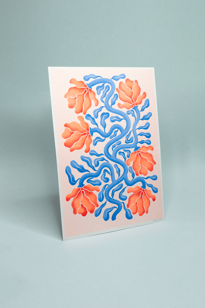 Illustration florale sur fond rose, composition de fleurs oranges et bleues, en risographie.