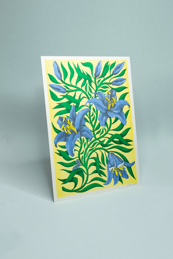 Illustration en risographie de lys bleus sur fond jaune, grandes feuilles vertes en motif végétal stylisé.