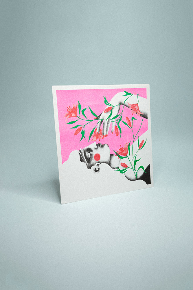 Illustration florale sur fond rose, portrait de femme allongée avec fleurs rouges sur fond rose dans un style graphique lumineux, en risographie.