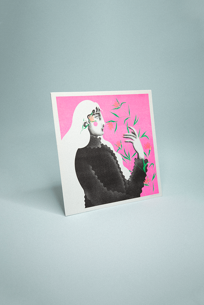 Illustration florale sur fond rose, portrait de femme qui regarde des mains dans sa main, imprimé en risographie.