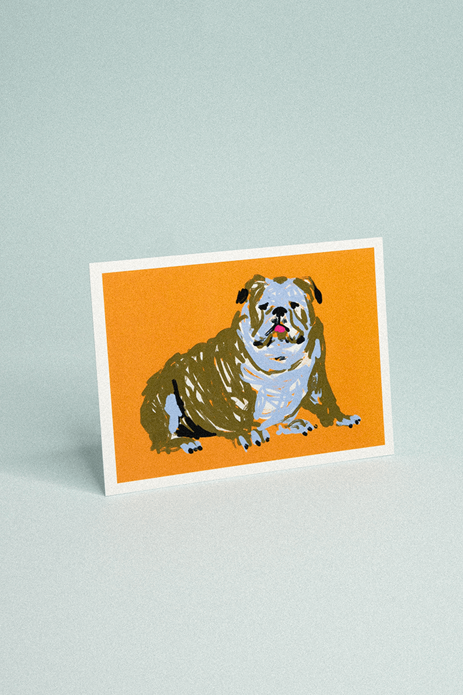 Carte postale fond orange illustrée d’un bouledogue anglais assis.