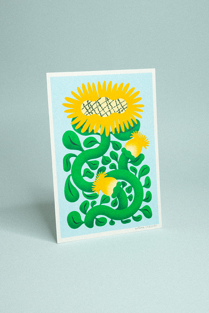 Illustration fleurie sur fond bleu clair, tournesol jaune avec feuillage dense en vert foncé, en risographie format A5.