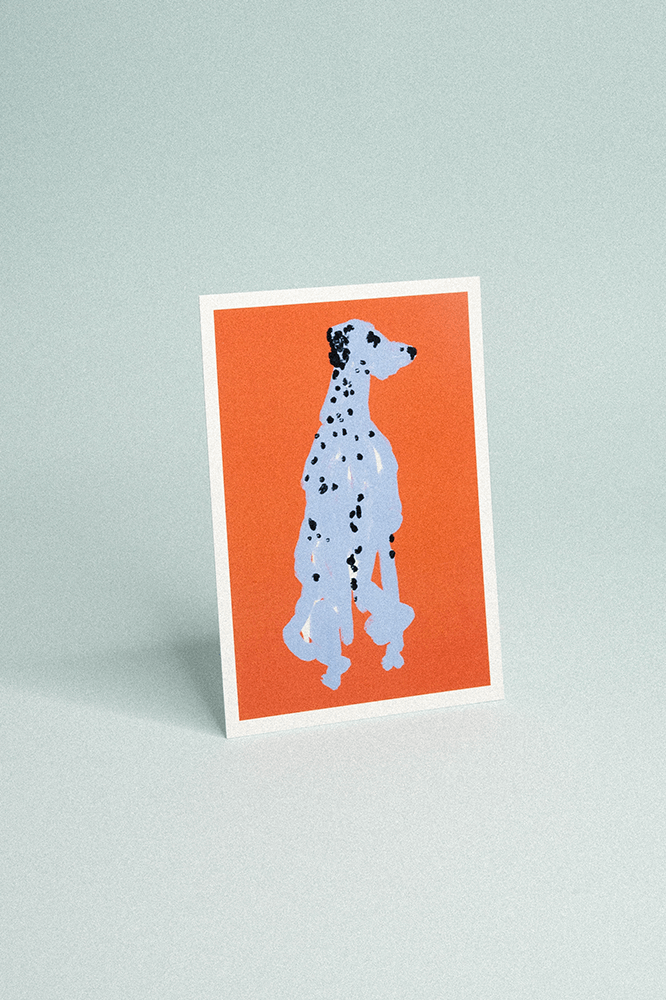 Carte postale fond rouge illustrée d’un dalmatien assis stylisé.