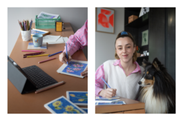 L'artiste Yollema, en train de dessiner dans son atelier et souriant à côté de son chien