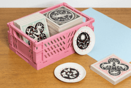 Bac en plastique rose contenant des carreaux en grès et des petites assiettes en céramique