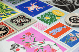 Ensemble de céramique et d'illustrations colorées, posées côte à côte avec motifs floraux variés aux couleurs vives.