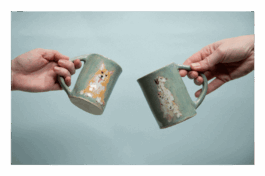 Deux mugs modelés et peints à la mains illustrés d'un corgi et d'un dalmatien sur fond bleu clair