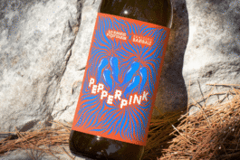 Étiquette de bière bleue et rouge représentant des piments